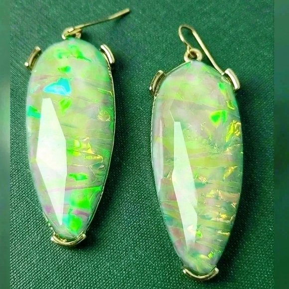 Gold tone opal like drop earrings - Picture 4 of 14